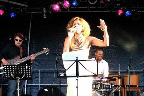 Ana Bonfim und Band