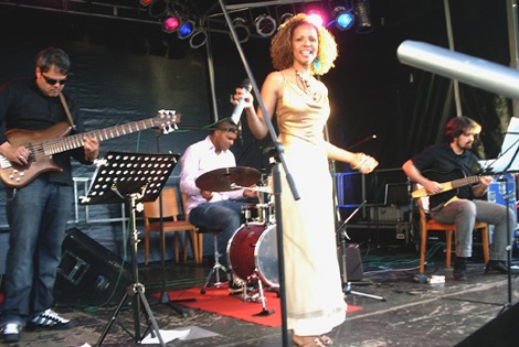 Ana Bonfim und Band